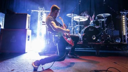 sleepmakeswaves_metro_theatre_0615_peter_sharp.5bc2ebffdb414da3fa06eb988aee9219[1]